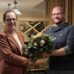 Arne Brockstädt gratuliert Ann Christin Hahn zur Nominierung für das Amt der Bürgermeisterin.
