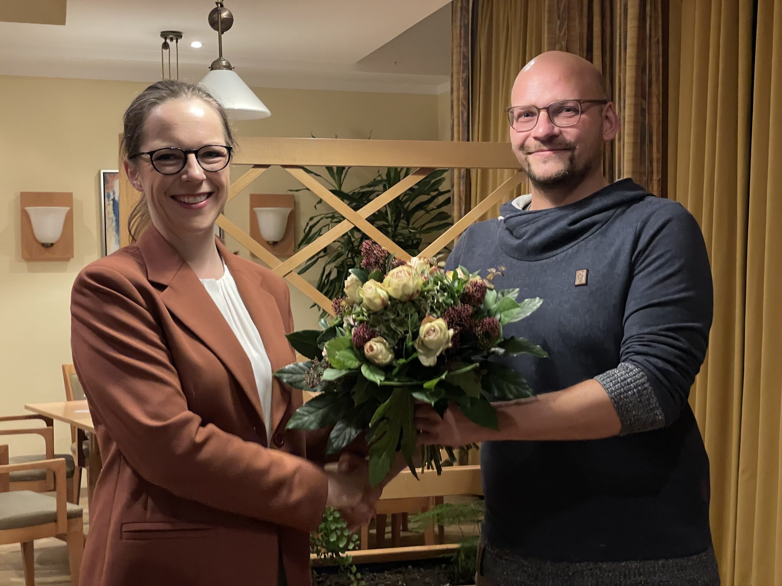 Arne Brockstädt gratuliert Ann Christin Hahn zur Nominierung für das Amt der Bürgermeisterin.